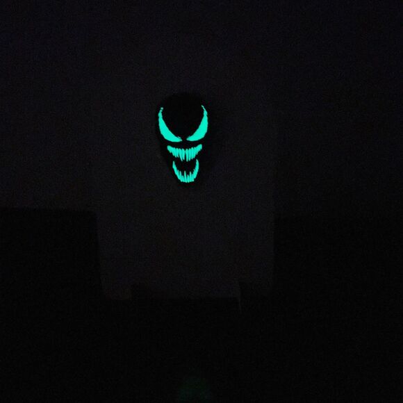 Cinemark Venom: “The Last Dance” Venom Glow In The Dark PROMO PIN BADGE - Picture 9 of 10